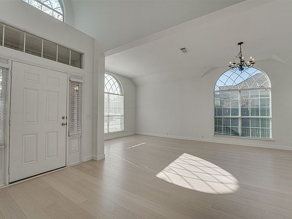 5th image of 558 Presidio Dr