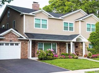 125 Allen Rd, Rockville Centre, NY 11570