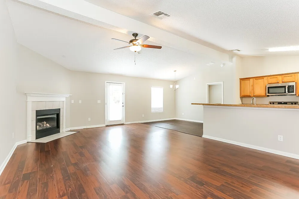 4 bed, 2.0 bath, 2212 sqft, $2,295 — Photo 3