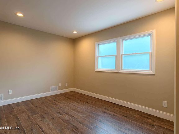 4th image of 75 Ionia Ave Floor 1