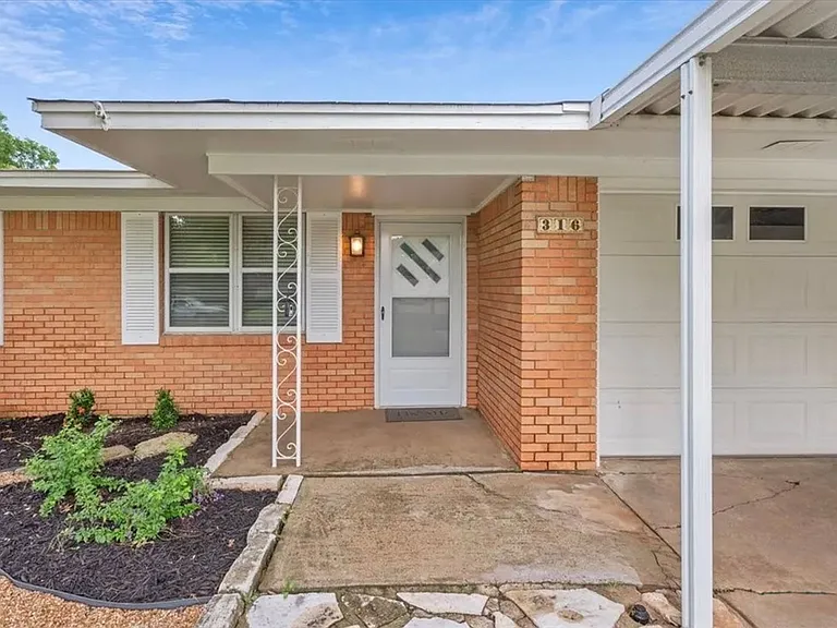 316 Cranbrook Dr — Photo 1