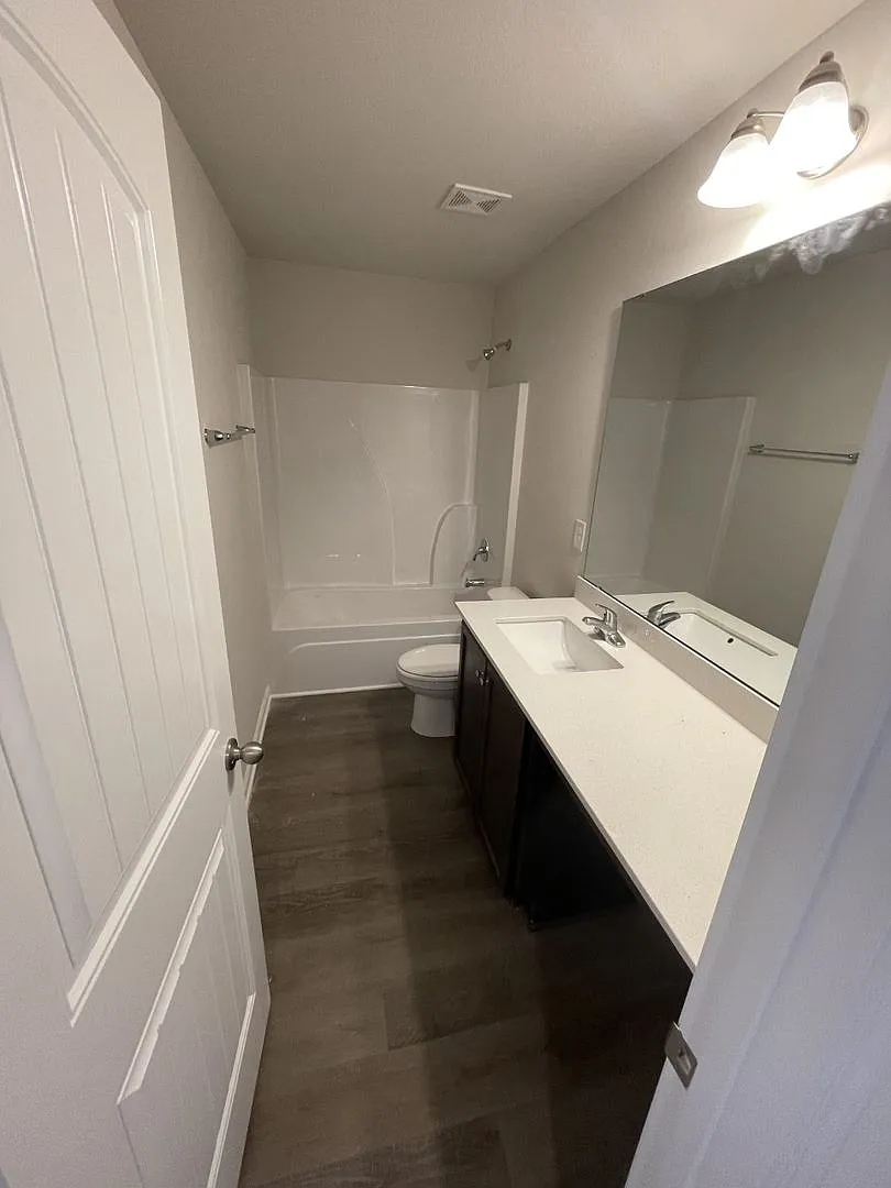 Building Photo - 1055 Peony Ln