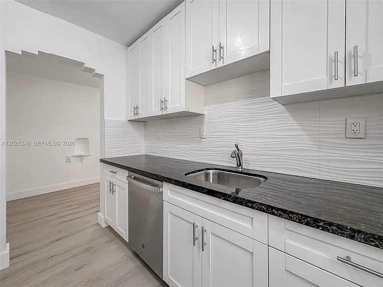 955 Bay Dr #2 — Photo 4