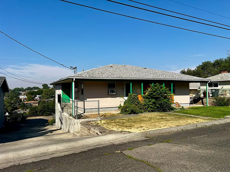 723 NW 5th St — Photo 2