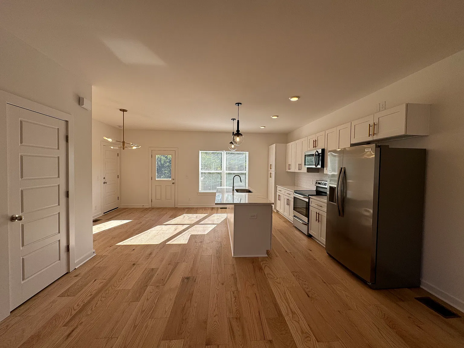 4 bed, 2.5 bath, 1834 sqft, $2,500 — Photo 4