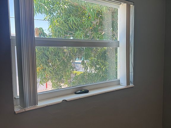 5th image of 500 SW 27th Ter APT 4