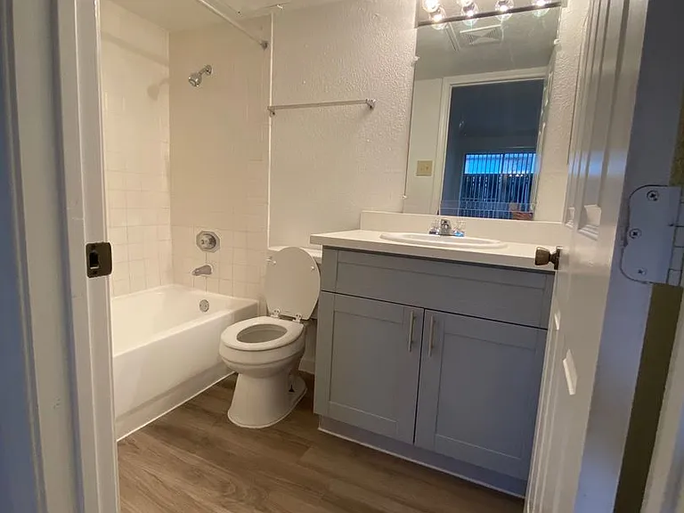 Emerald Cove Apartments — Photo 111