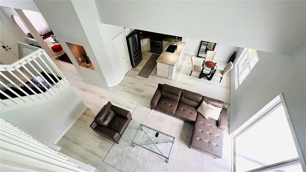 3 bed, 2.5 bath, 2456 sqft, $5,300 — Photo 2