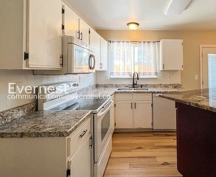 129 Royallbrook Ln — Photo 2