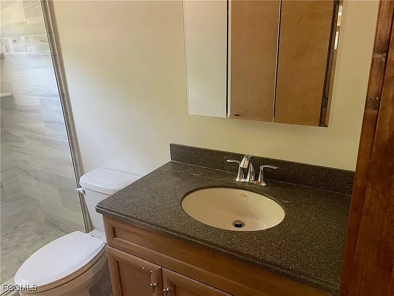 784 Oak St — Photo 17