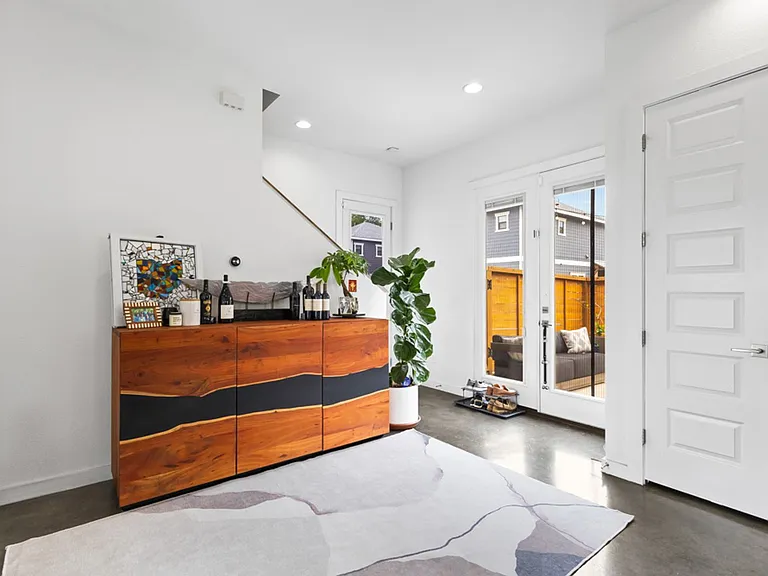 918 N Olive St — Photo 9