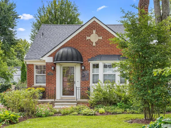 10115 Elgin Ave, Huntington Woods, MI 48070