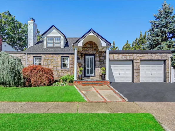 95 Hillside Park Drive, New Hyde Park, NY 11040