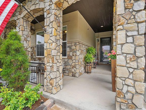 3rd image of 2038 Vineyard Dr