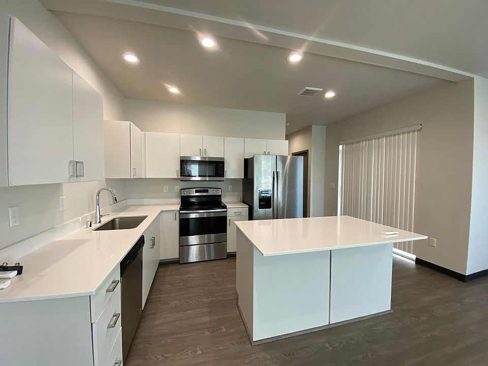 1st image of 907 Greenfield Dr #0