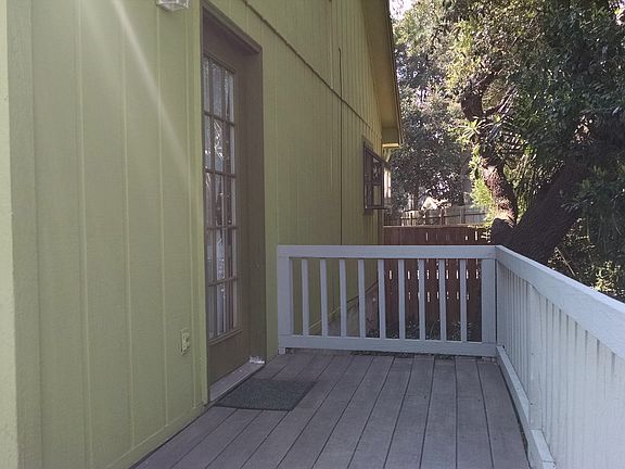 Entrance to right-side unit