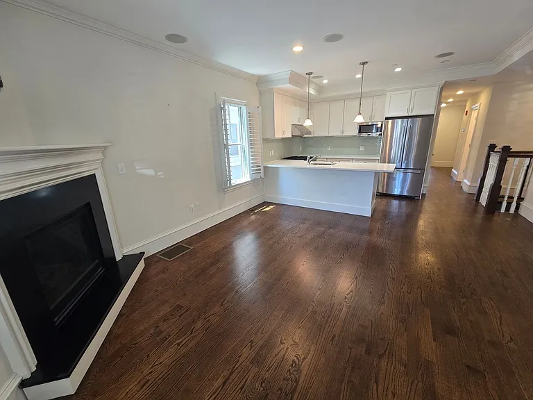 862 E 2nd St #1 — Photo 3