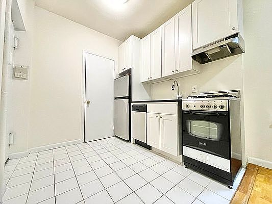 3rd image of 312 E 93rd St APT 5C