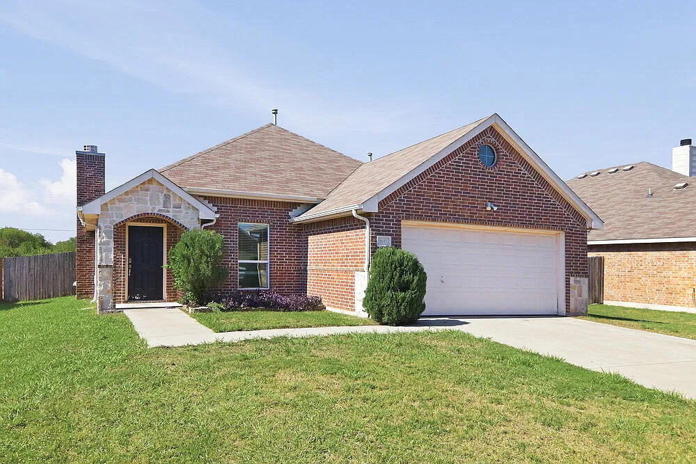 4 bed, 2.0 bath, 1741 sqft, $2,225 — Photo 3