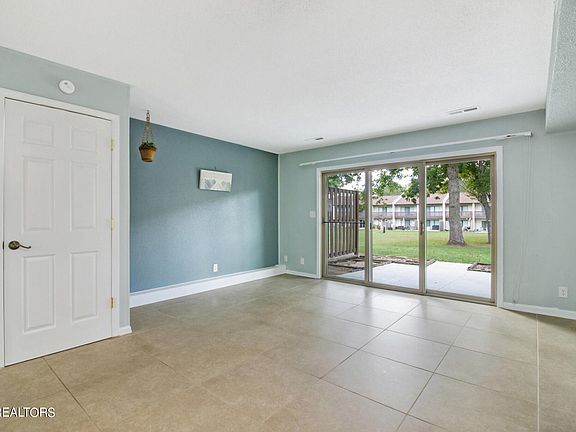 4th image of 10 Wilshire Heights Dr