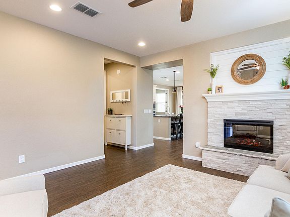 4th image of 203 E Vicenza Dr
