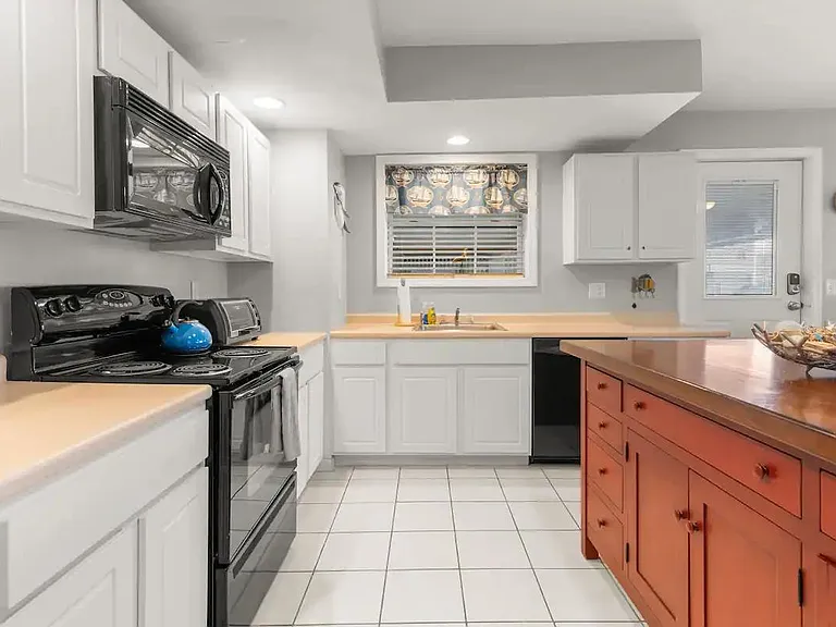 6 Ashworth Ave #1 — Photo 16