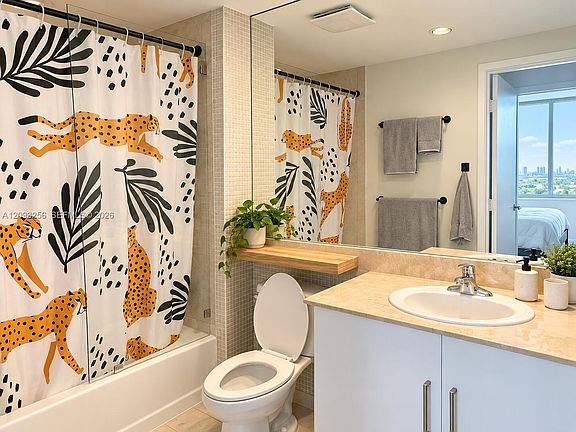 5th image of 325 Biscayne Blvd #1424
