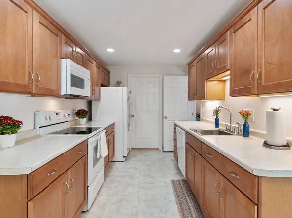 10 Ledgewood Way APT 10, Peabody, MA 01960