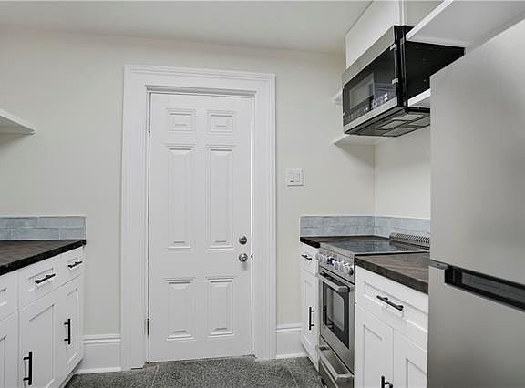 4th image of 403 Burgundy St #2