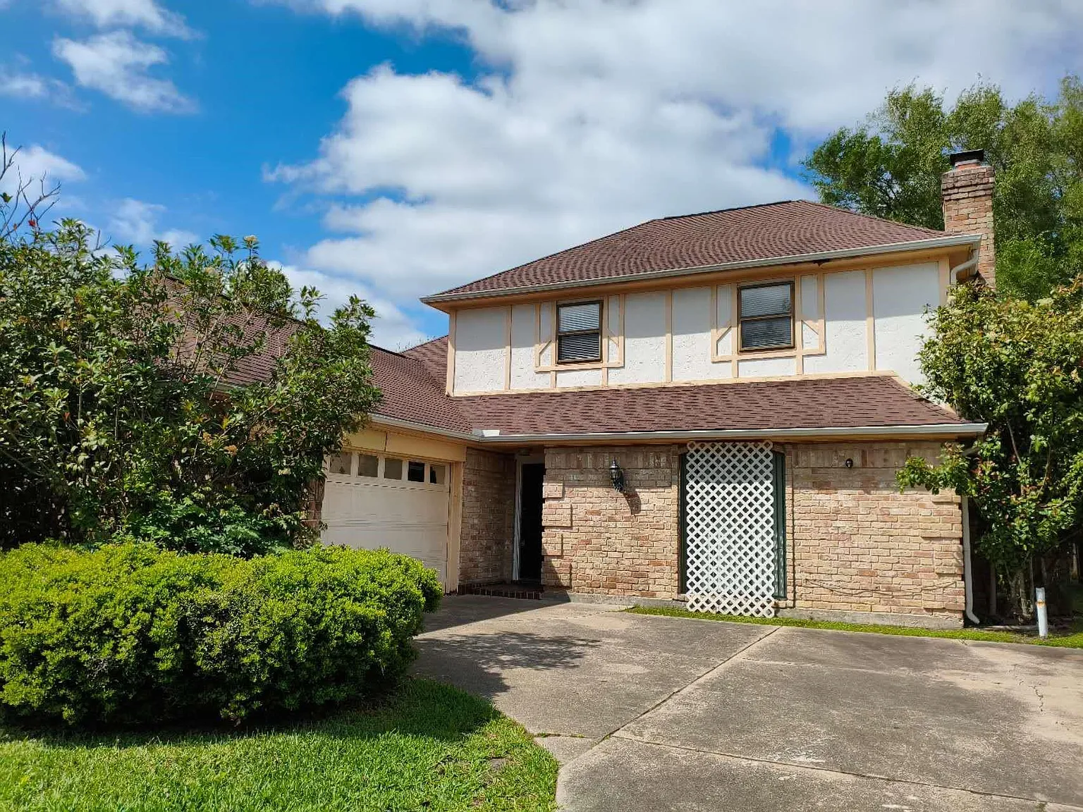 4 bed, 2.5 bath, 2336 sqft, $1,900 — Photo 2