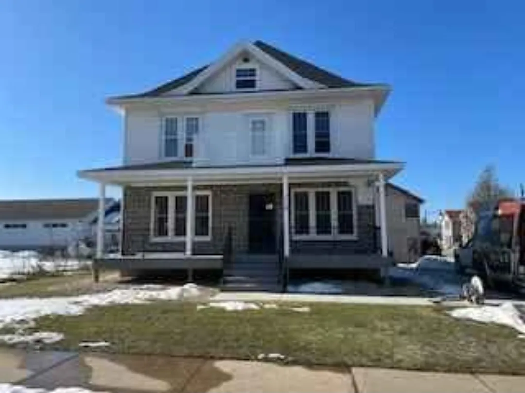 6 bed, 3000 sqft, $3,200 — Photo 1