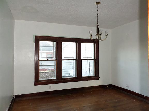 4th image of 1113 Harvey St