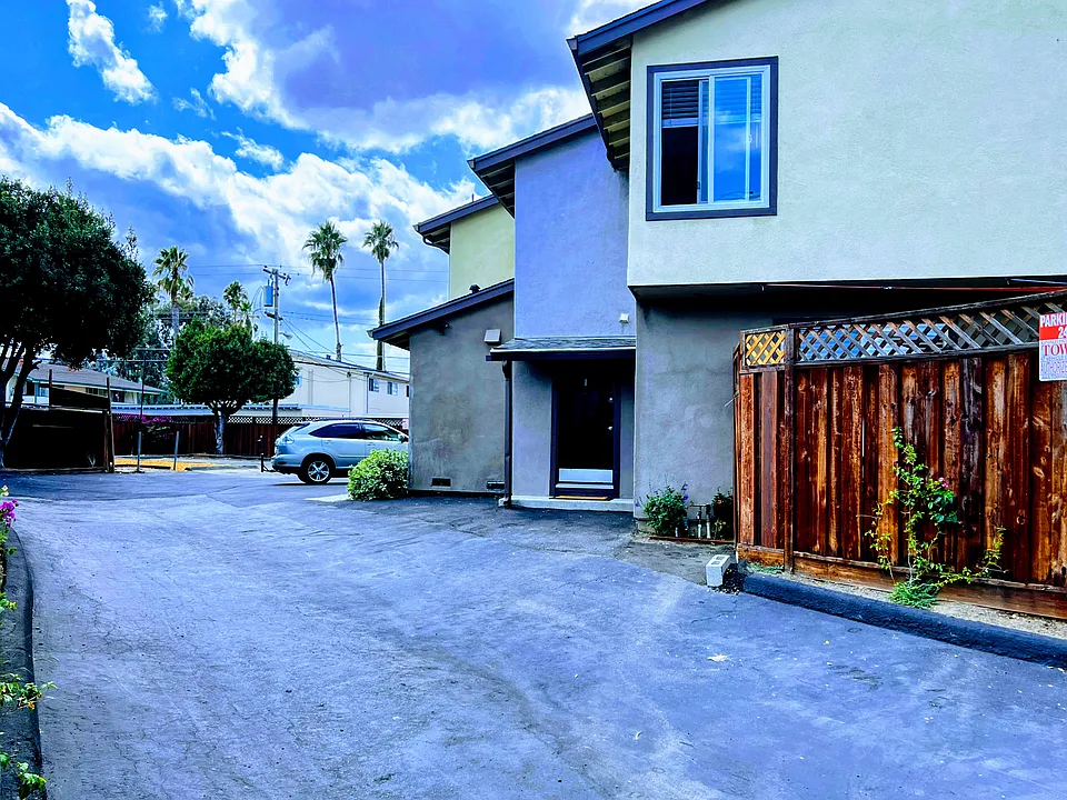 Exterior (Driveway)