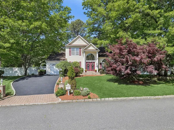 16 Winterberry Drive, Middle Island, NY 11953