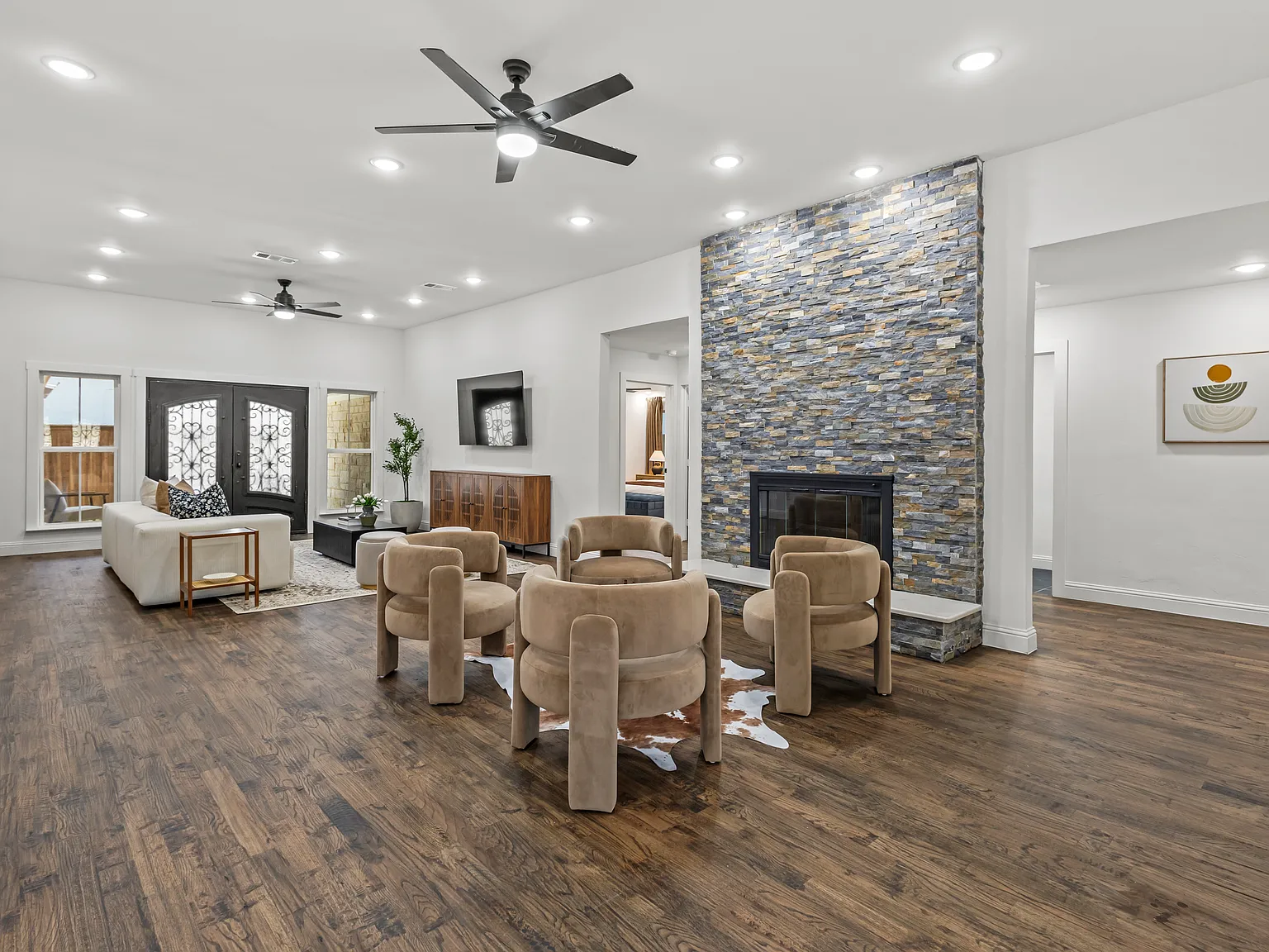 4 bed, 3.5 bath, 3060 sqft, $8,995 — Photo 4