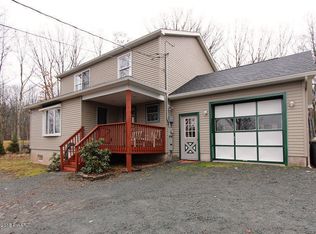 112 Waterview Dr, Hawley, PA 18428