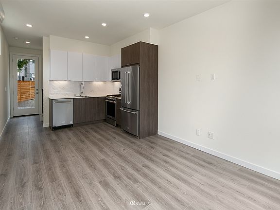 3rd image of 10413 Alderbrook Avenue S