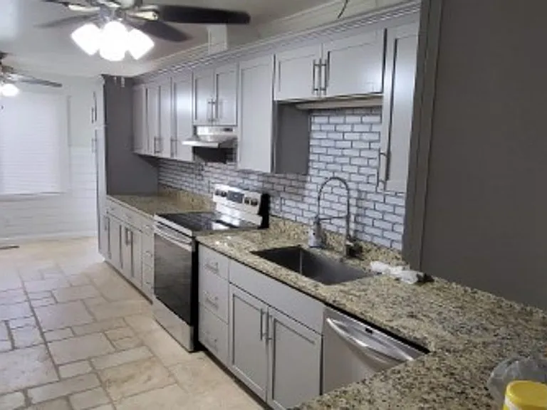 2204 Oakdale Dr — Photo 4