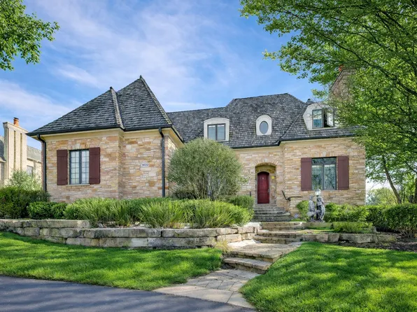 1420 W Longwood Dr, Bull Valley, IL 60098