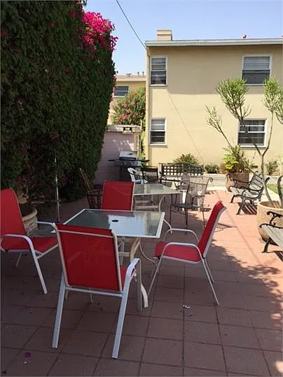 Silverlake Garden Apartments — Photo 7
