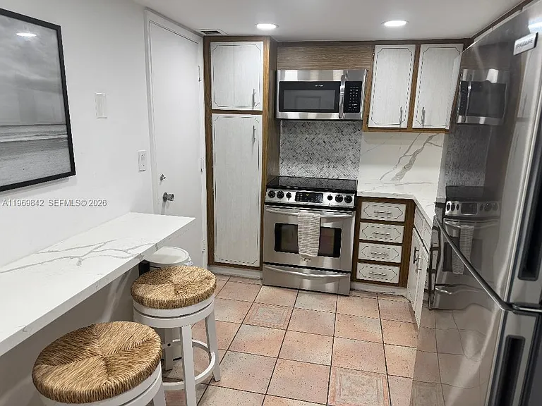 5005 Collins Ave #1404 — Photo 6