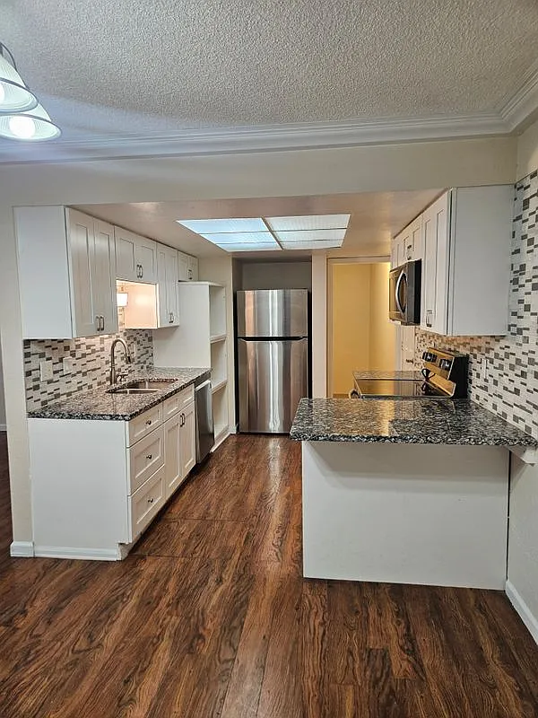 4 bed, 3.0 bath, 2356 sqft, $3,100 — Photo 2