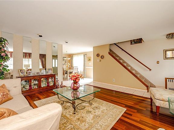 5th image of 209 King St