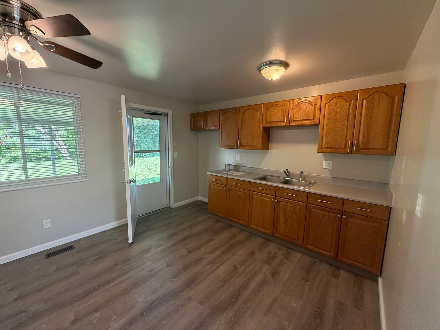 3 bed, 999 sqft, $1,600 — Photo 3