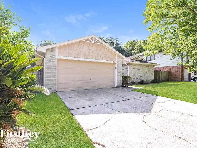 1023 Huntington Dr — Photo 2