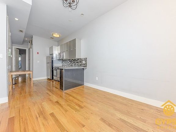 2nd image of 323 Melrose St #2B