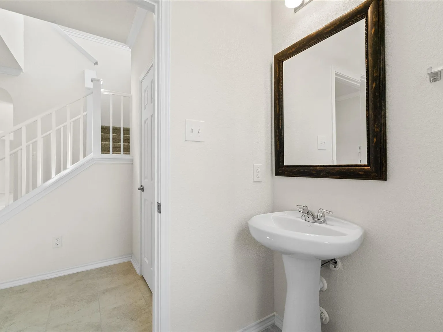 4 bed, 2.5 bath, 2466 sqft, $2,300 — Photo 3