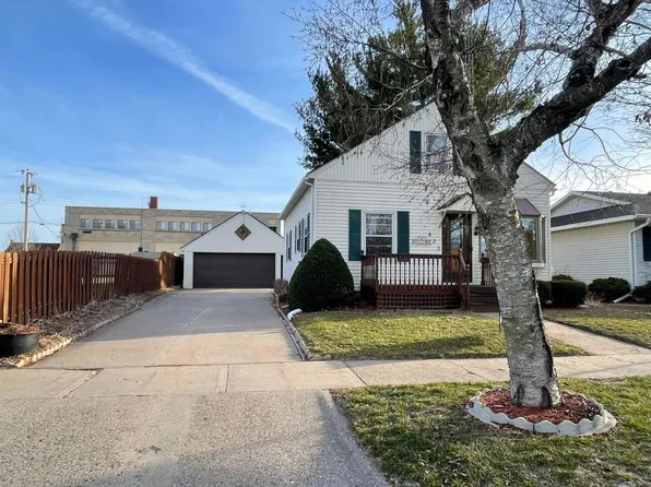 423 S 1st St, La Crescent, MN 55947