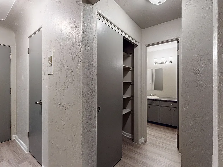 Prince Charles Apartments — Photo 10