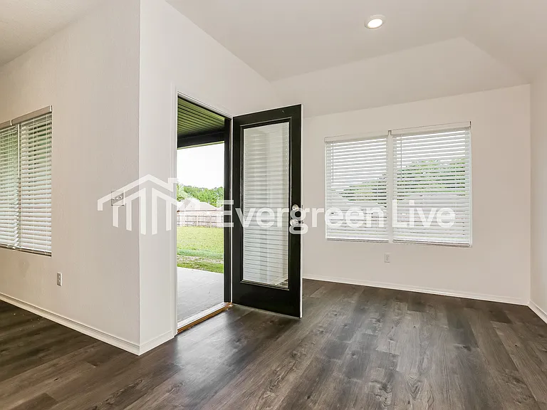 111 Jasmine Ct — Photo 4